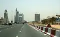شارع الشيخ زايد ومنشآت مترو دبي إلى يمين الصورة
