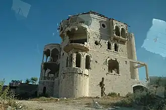 مبنى تعرض للقصف في الأراضي الفلسطينية المحتلة عام 1967