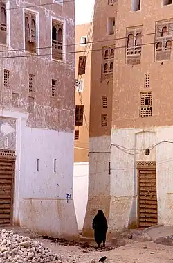 المباني في بلدة شبام، تتميز بأبوابها ونوافذها التقليدية