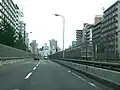 طريق اليابان الوطني 423 في Kita-ku، أوساكا مع خط مترو أوساكا Midōsuji في الوسط.