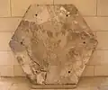 لوح رخام سداسي يحوي نقش الصدفة