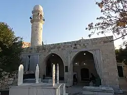 مقبرة للشيعة عند المدخل ومعظم شواهد القبور تحمل اسم صفي الدين