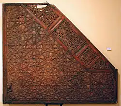 جانب منبر خشبي به نجوم إثنا عشرية معروض في متحف الآثار الإسلامية التركي