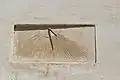 ساعة شمسية بالبهو