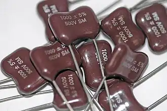 بعض 1&nbsp;nF × 500&nbsp;مكثفات الميكا الفضية&nbsp;&nbsp;[لغات أخرى]‏ المصنفة من VDC
