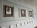 لوحة تظهر بعض مؤسسي الجامعة ومنهم: من اليسار وزير التعليم الصومالي فارح شيخ عبد القادر محمد والرئيس حسن شيخ محمود