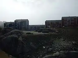 منازل بجانب أرض فضاء تستخدم كمخزن