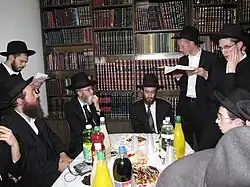 يهود حريديم في إحدى مكتبات مدينة القدس