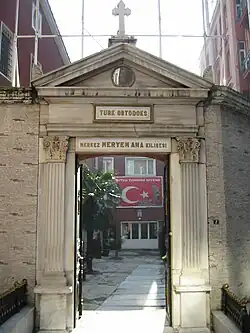 مقر البطريركية التركية الأرثوكسية؛ أتباع الكنيسة هم بشكل خاص مسيحيين من الإثنيّة والعرقيّة التركيّة ومن دعاة القومية التركيّة.
