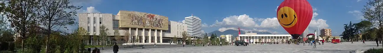 ساحة إسكندر بك في حملة سمايل ألبانيا لتسويق السياحة