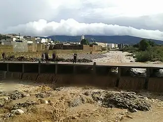 قنطرة تربط بين البلدة و السوق الاسبوعي