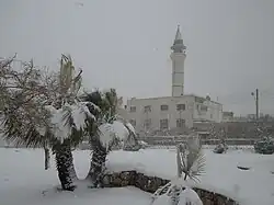 المسجد تغطيه الثلوج
