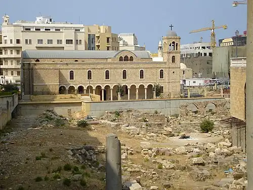 كنيسة كبيرة على حافة حقل أثري.