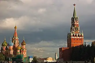 كاتدرائية القديس باسيل and Spasskaya Tower of كرملين at Red Square in موسكو