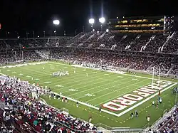 Photographie du Stade de l'université de Stanford lors d'un match nocturne de football américain