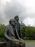 تمثال كارل ماركس وإنغلز , أمام قاعة Marx-Engels-Forum