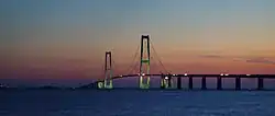 الجسر وقت الغروب.