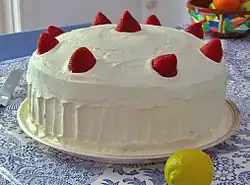 كعكة كبيرة مزينة بالفراولة