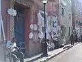 شارع مجاور تباع فيه منتجات فخارية