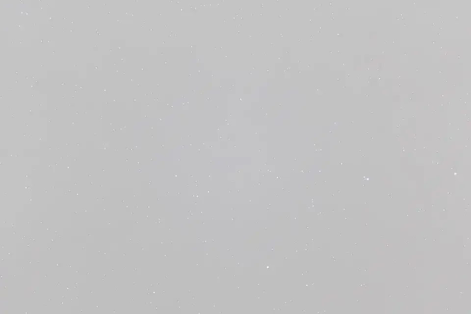 اللقطة الأصلية: الحافة السفلية Alkaid، يمين الوسط النجم المزدوج Mizar مع Alcor والحافة اليمنى Alioth؛ "مجرة المروحة" عبارة عن نقطة صغيرة منتشرة في وسط الصورة.