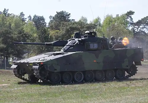 مدرعة Strf 9040 مع المشاة بداخلها.