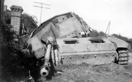 A StuG III Ausf.G الذي تم تدميره في النورماندي جراء انفجار داخلي كارثي&nbsp;&nbsp;[لغات أخرى]‏ ، 1944.