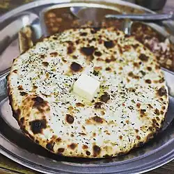 خبز النان المحشو بالدجاج التندوري.