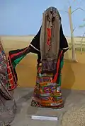 أحد الأزياء السودانية المعروضة في متحف غدانسك الأثري وهو لباس زفاف سيدة من قبلية الرشايدة من شرق السودان