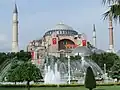 صورة خارجية لآيا صوفيا من منتزه السلطان أحمد عام 2007