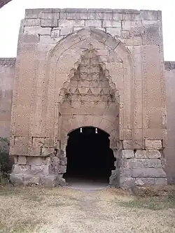 بوابة حجرية كبيرة بزخارف منحوتة بالحجر