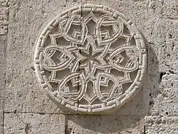 تفاصيل الأعمال الحجرية المزخرفة في مسجد الكشك