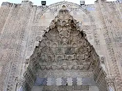 قنطرة المقرنصات من البوابة الرئيسية
