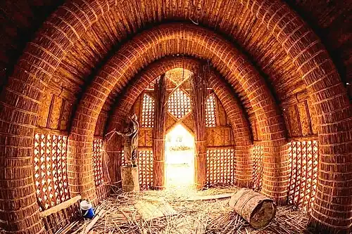 التصميم الداخلي للمضيف (بيت من القصب) والذي يبنى بمناطق الأهوار بجنوب العراق