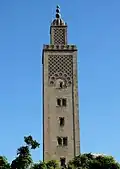 مئذنة المسجد.
