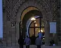 لمحة عن المسجد من الداخل من خلال المدخل الشمالي الغربي الرئيسي باتجاه قاعة الصلاة.