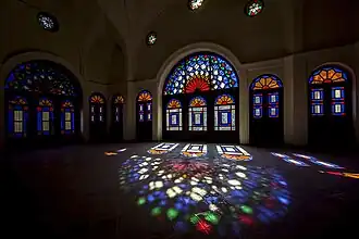 تصميمات من الزجاج الملون الإيراني داخل بيت الطبطبائي.