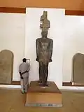 تمثال طهارقة- مدخل القاعة الرئيسية