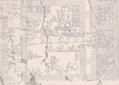 نقش صخري غير مكتمل على يمين القبو يصور صيد الغزلان.