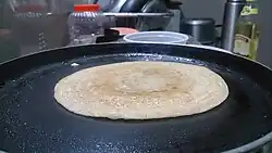 خبز دوسا على مقلاة خبز الدوسا (Tawa Dosa).