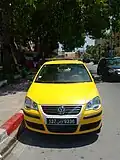 سيارة تاكسي عادية تعمل داخل المدن والقرى.