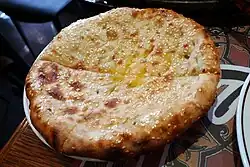 النان بيشواري (Peshwari Naan) بالزبدة والسمسم. وهناك اصناف ذات مكونات أكثر.