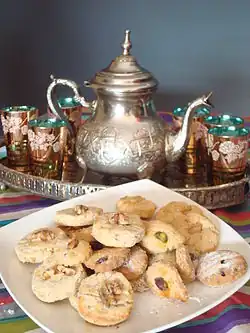 صينية أتاي، مع طبق من الحلويات التقليدية