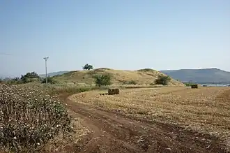 تل العريمة (التل خلف الحقل) من الشمال الغربي