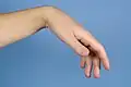 انثناء راحيّ (palmarflexion) لليدان.