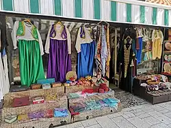 الملابس البوسنية التقليدية تباع في منطقة باسكارسييا