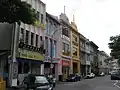 ثلاثة طوابق المتاجر على طول طريق تيو هونغ.