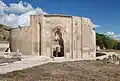 الجدار الخارجي وبوابة الدخول إلى قبر ماما خاتون