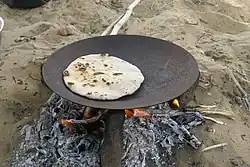 مقلاة صينية المعروفة بالمقلاة المسطحة (التاوه) الأشبه بالصاج.