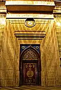 الباب الرئيسي من الداخل.