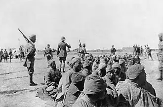 القوات الهندية تحرس السجناء الأتراك الذين تم أسرهم في الصناعيات، 24 فبراير 1917.